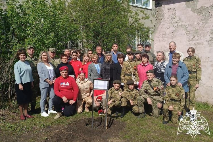 В Зеленогорске военнослужащие и учащиеся класса Росгвардии заложили «Сад Мира и Памяти»