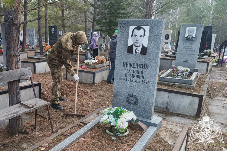 Зеленогорские военнослужащие  Росгвардии  привели в порядок места захоронения ветеранов Великой Отечественной войны