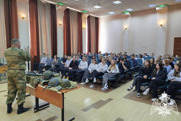 Железногорские военнослужащие Росгвардии провели Урок мужества со школьниками