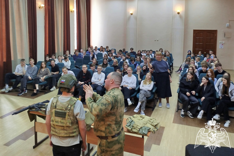 Железногорские военнослужащие Росгвардии провели Урок мужества со школьниками