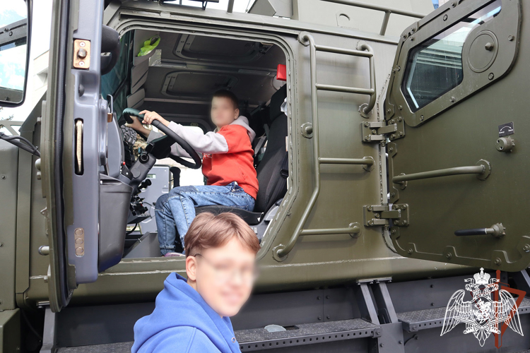 Выставка Росгвардии «День передовых технологий обеспечения безопасности личности, общества и государства – 2024» продолжает работать в Красноярске