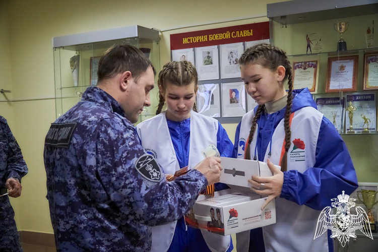 Лесосибирские сотрудники Росгвардии присоединились ко Всероссийской акции «Красная гвоздика»
