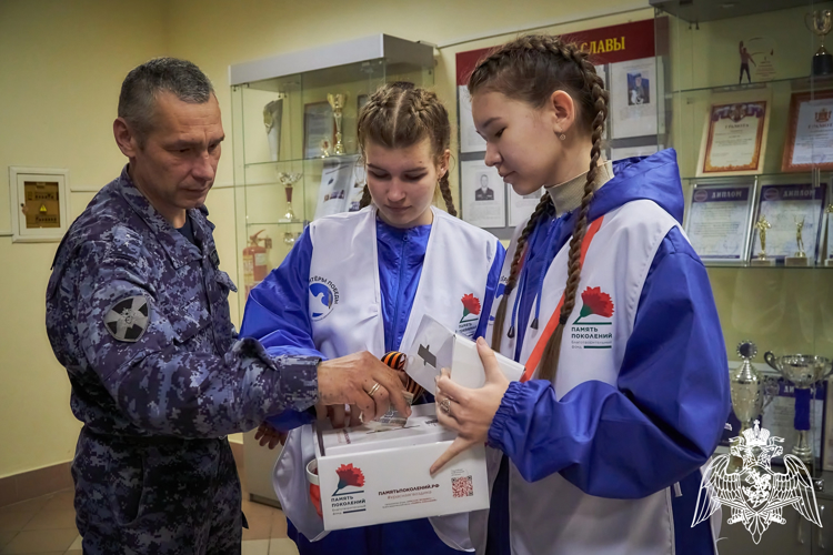 Лесосибирские сотрудники Росгвардии присоединились ко Всероссийской акции «Красная гвоздика»