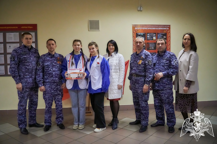 Лесосибирские сотрудники Росгвардии присоединились ко Всероссийской акции «Красная гвоздика»