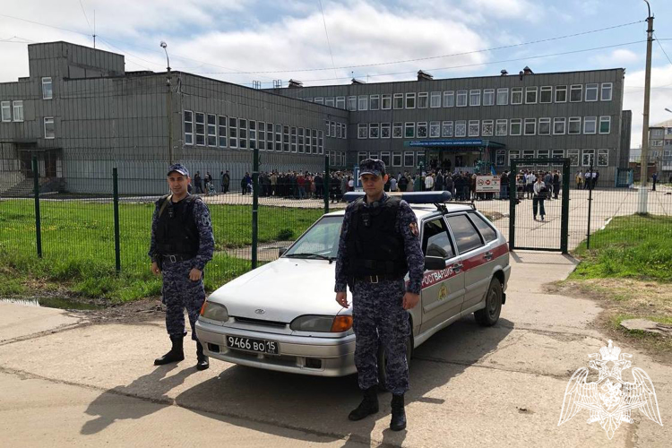 Сотрудники Росгвардии обеспечили безопасность последних звонков на территории Красноярского края