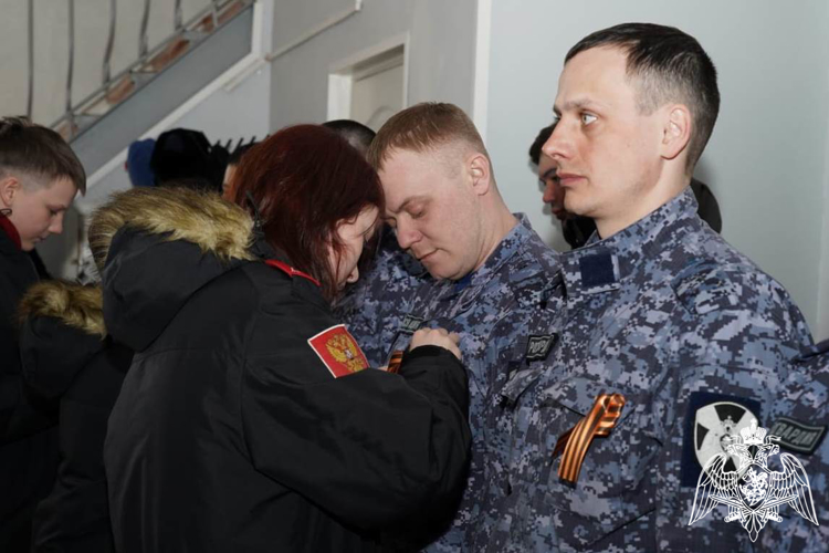 Дудинские росгвардейцы приняли участие в акции «Георгиевская ленточка»
