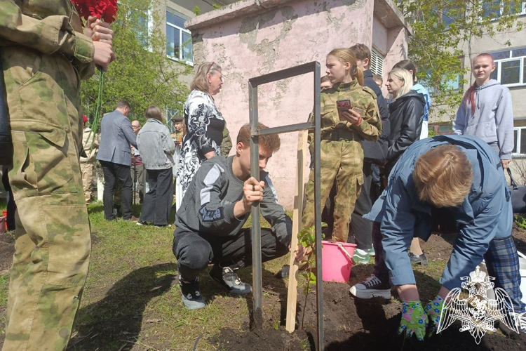 В Зеленогорске военнослужащие и учащиеся класса Росгвардии заложили «Сад Мира и Памяти»
