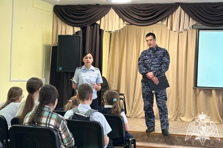 В Туруханске росгвардейцы провели беседу  со школьниками о терроризме