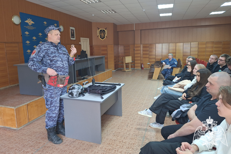 В Сосновоборске сотрудники Росгвардии провели День открытых дверей для школьников