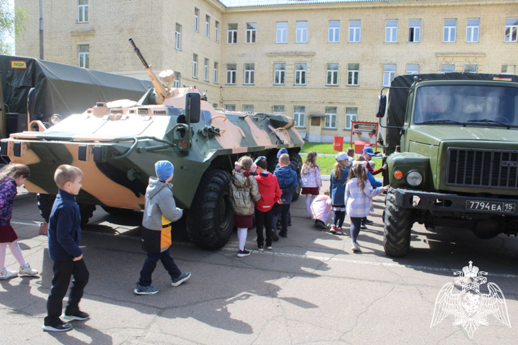 Железногорские военнослужащие Красноярского соединения Росгвардии провели День открытых дверей для школьников