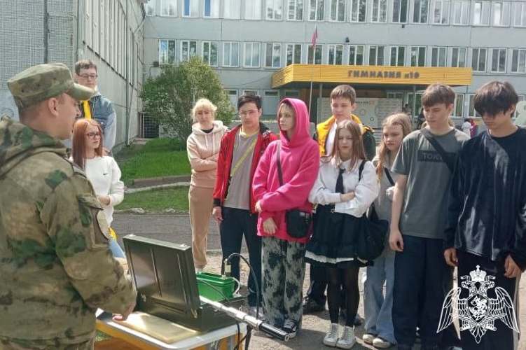 Красноярские военнослужащие Росгвардии провели занятия со школьниками