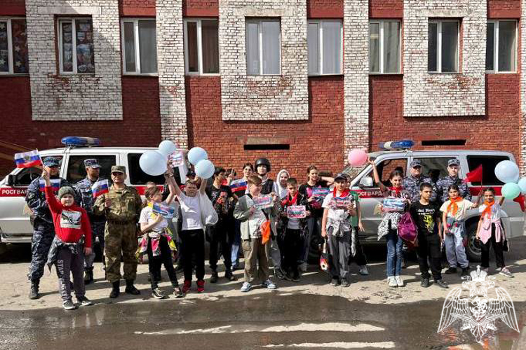 Юные норильчане побывали в гостях у росгвардейцев