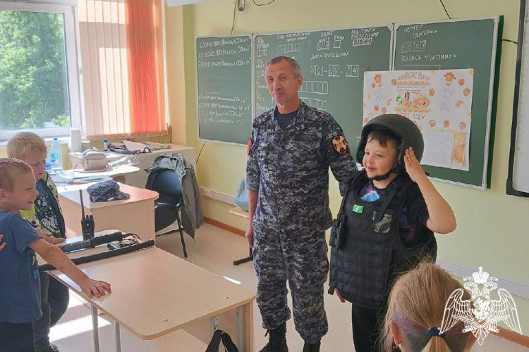 Юные иланцы познакомились с профессией росгвардейцев