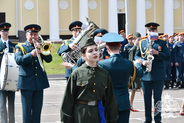 Железногорские военные музыканты Росгвардии поздравили выпускников пожарно-спасательной академии