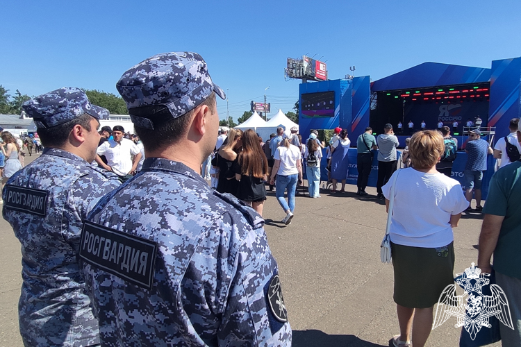 В Красноярском крае сотрудники Росгвардии обеспечили охрану общественного порядка во время празднования мероприятий, посвященных Дню России