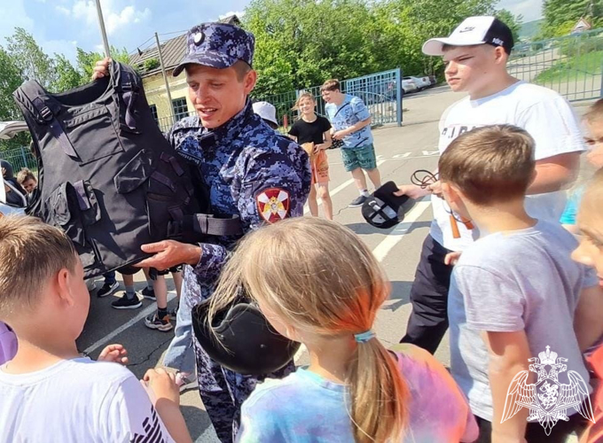 В Ужуре росгвардейцы  провели занятия для детей летнего пришкольного лагеря