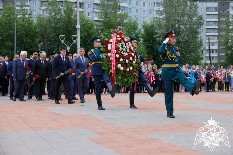 В Красноярском крае росгвардейцы приняли участие в церемонии возложения венков и цветов, посвященной Дню памяти и скорби