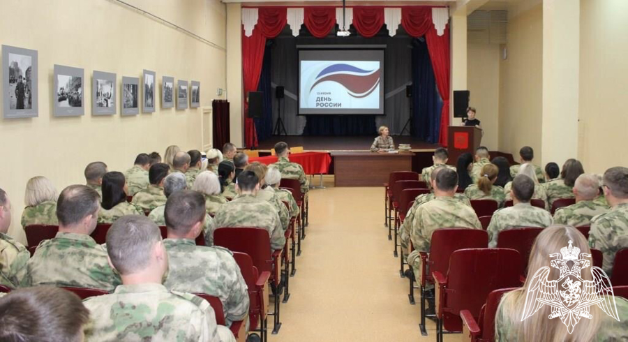 Зеленогорские военнослужащие Росгвардии познакомились с художественными произведениями, посвященными России