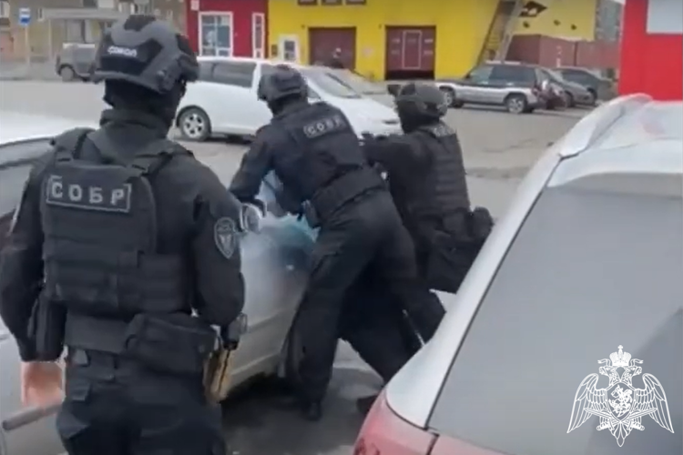 В Норильске сотрудниками СОБР задержаны подозреваемые во взяточничестве в сфере обслуживания автодорог