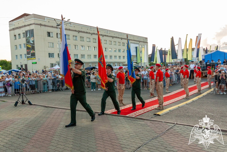 Зеленогорские военнослужащие Росгвардии приняли участие в праздновании Дня рождения родного города