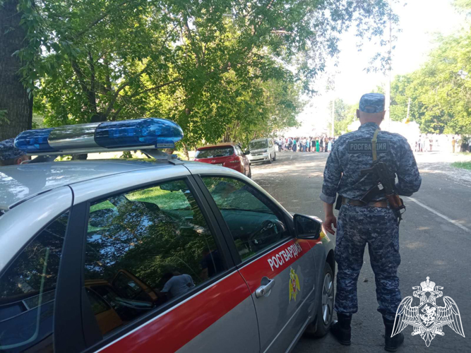 В Красноярском крае сотрудники Росгвардии обеспечивают правопорядок во время проведения выпускных мероприятий