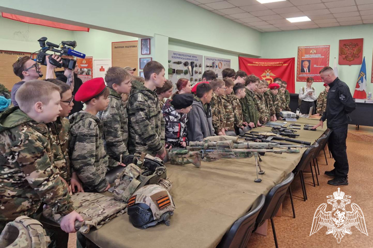 Сотрудники СОБР провели день открытых дверей для школьников
