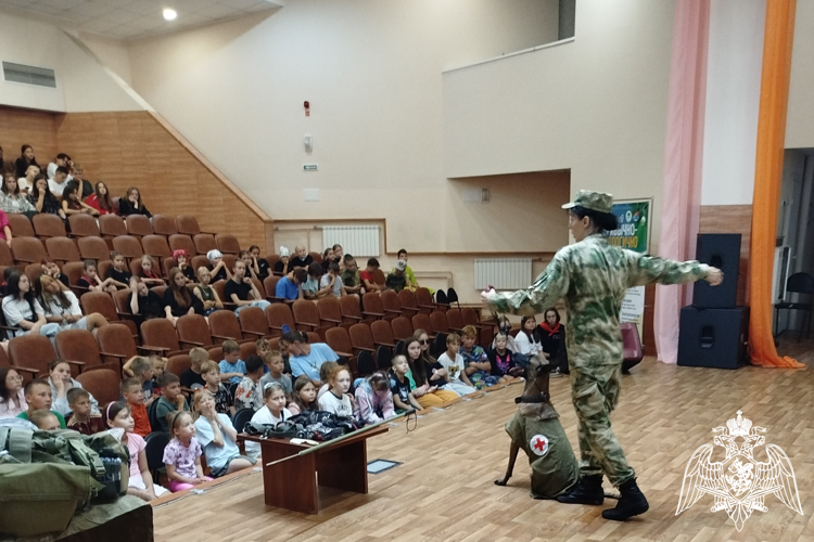 В Железногорске военнослужащие Росгвардии провели занятия в детском центре