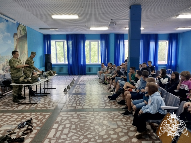 Железногорские военнослужащие Росгвардии познакомили ребят летнего лагеря со своей профессией