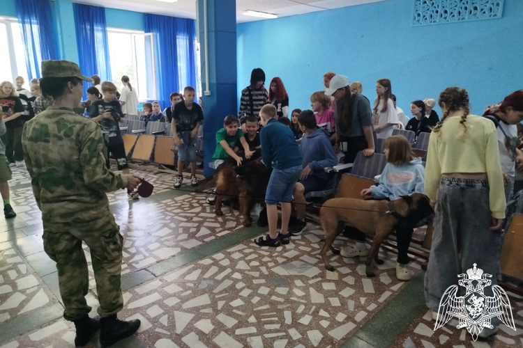 Железногорские военнослужащие Росгвардии познакомили ребят летнего лагеря со своей профессией