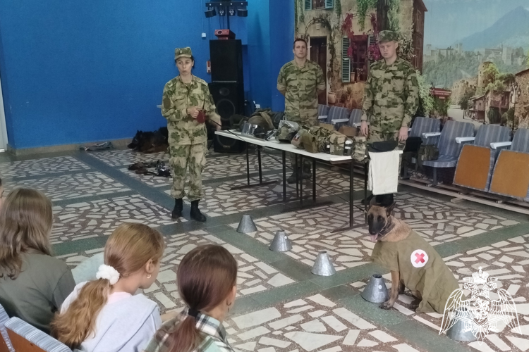 Железногорские военнослужащие Росгвардии познакомили ребят летнего лагеря со своей профессией