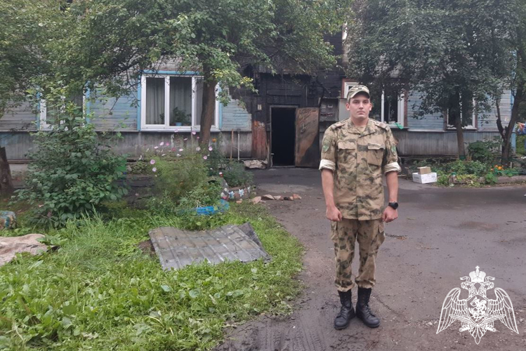 В Красноярске военнослужащий спас людей на пожаре