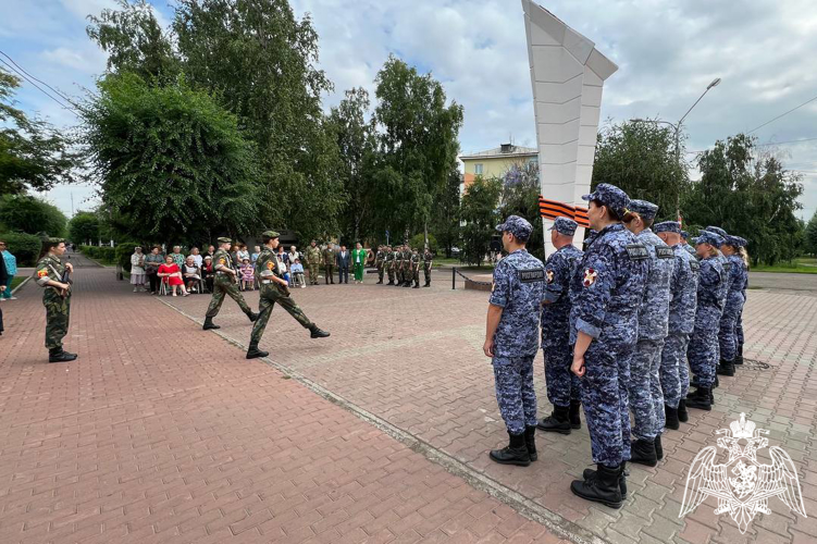 В Красноярске сотрудники Росгвардии приняли участие в торжественной встрече лампады с Вечным огнем