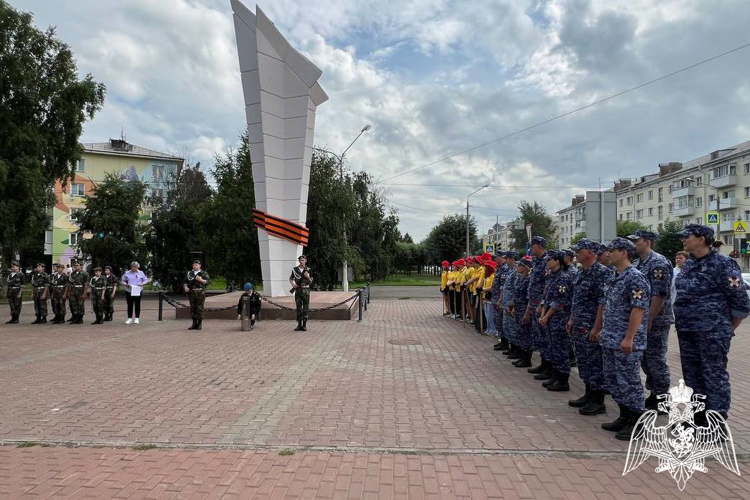 В Красноярске сотрудники Росгвардии приняли участие в торжественной встрече лампады с Вечным огнем