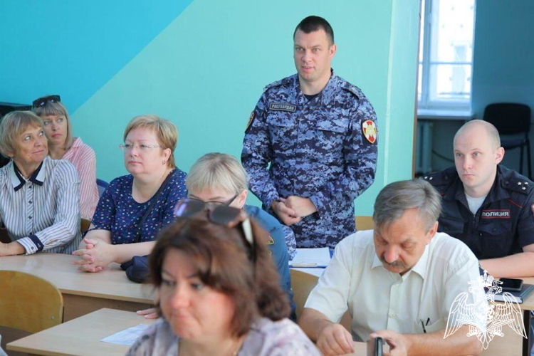 В Красноярском крае росгвардейцы завершили  проверки антитеррористической защищенности школ к началу учебного года