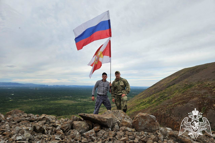 Норильские сотрудники и военнослужащие Росгвардии подняли Государственный флаг над Плато Путорана