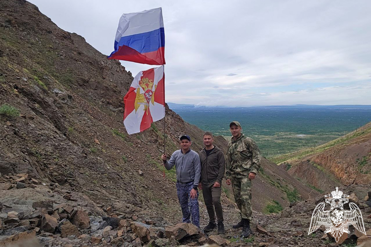 Норильские сотрудники и военнослужащие Росгвардии подняли Государственный флаг над Плато Путорана