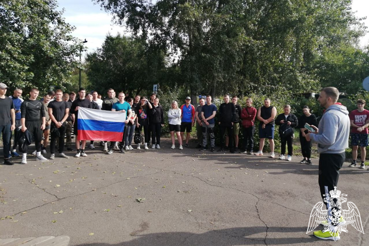 В Красноярске росгвардейцы присоединились к праздничному забегу