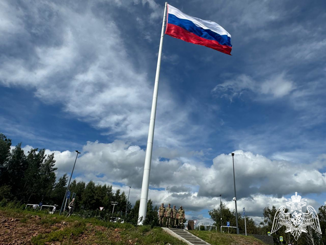  В Красноярске росгвардейцы провели акцию «Ленточка-триколор»