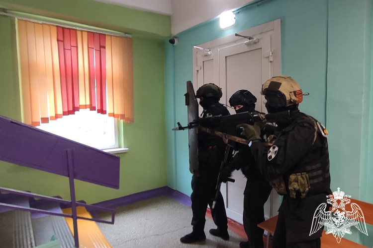 В Красноярске Росгвардия приняла участие во Всероссийских учениях на объекте образования
