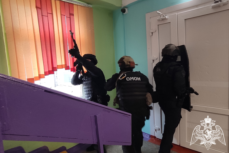 В Красноярске Росгвардия приняла участие во Всероссийских учениях на объекте образования