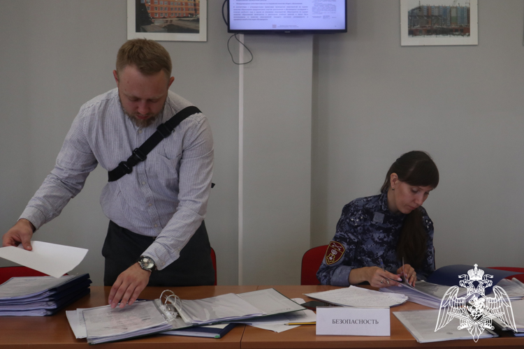 В Красноярском крае росгвардейцы завершили  проверки антитеррористической защищенности школ к началу учебного года