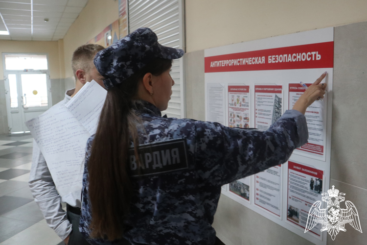 В Красноярском крае росгвардейцы завершили  проверки антитеррористической защищенности школ к началу учебного года