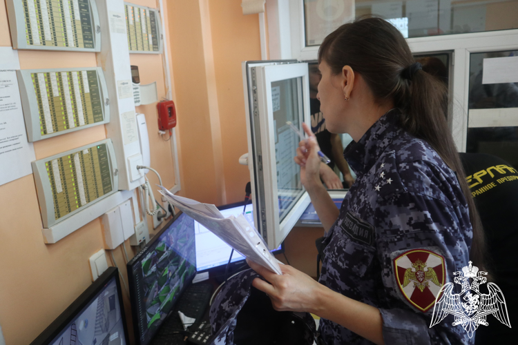 В Красноярском крае росгвардейцы завершили  проверки антитеррористической защищенности школ к началу учебного года