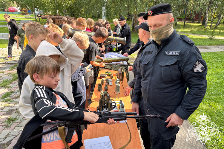 В День Государственного флага красноярские сотрудники ОМОН Росгвардии провели урок мужества в детском оздоровительном лагере