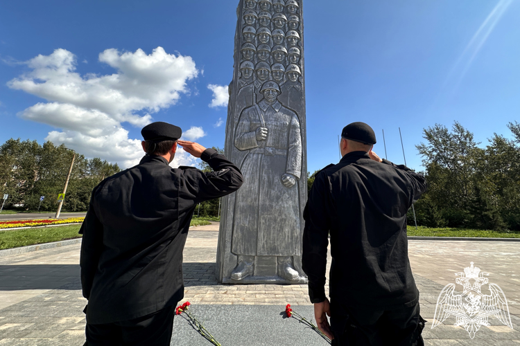 Красноярские сотрудники ОМОН Росгвардии почтили память павших в Курской битве