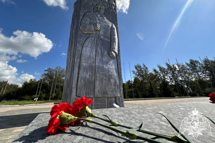 Красноярские сотрудники ОМОН Росгвардии почтили память павших в Курской битве