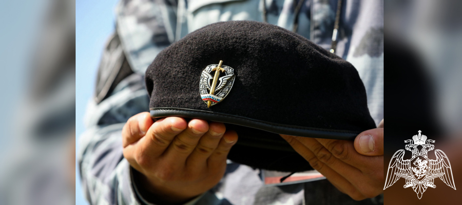 Сотрудники СОБР и ОМОН Росгвардии прошли испытания на право ношения знака отличия полицейского спецназа 