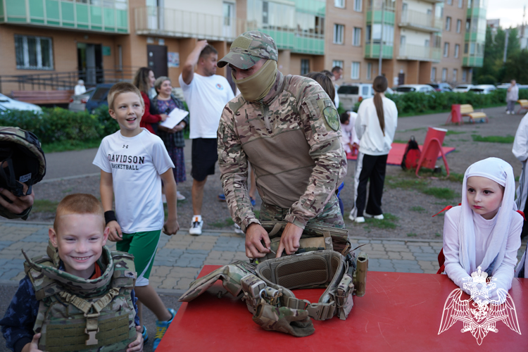 В Красноярске сотрудники СОБР Росгвардии приняли участие в проекте «Дворовой папа»