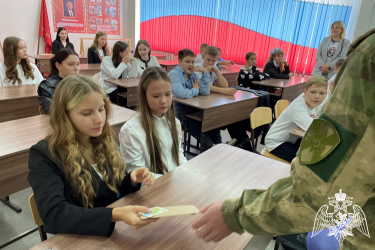 Зеленогорские военнослужащие Красноярского соединения поздравили с Днем знаний учеников подшефного класса Росгвардии