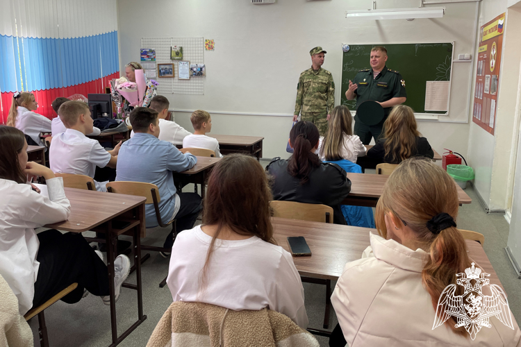 Зеленогорские военнослужащие Красноярского соединения поздравили с Днем знаний учеников подшефного класса Росгвардии